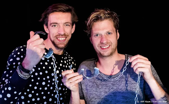 djs van verschillende zenders presenteren samen actie giro555