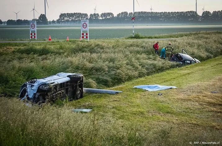 dode en 9 gewonden bij aanrijding busje en auto bij medemblik