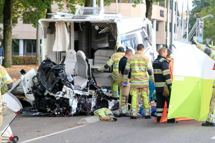 dode en gewonden door botsing camper met tram