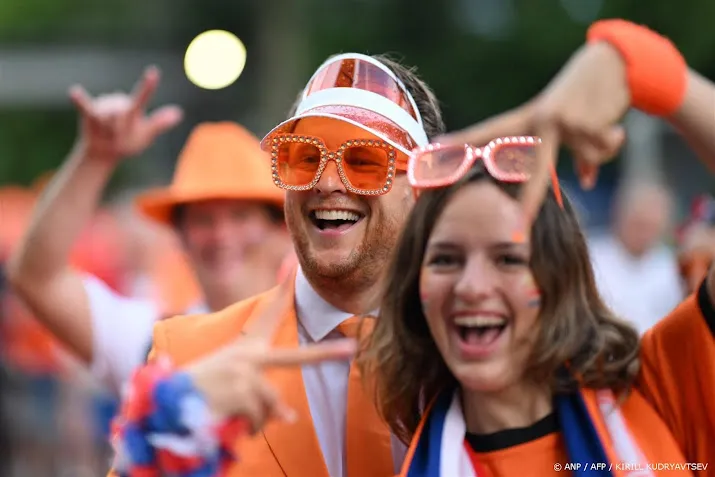 dolende oranjefans in dortmund door volle fanzones
