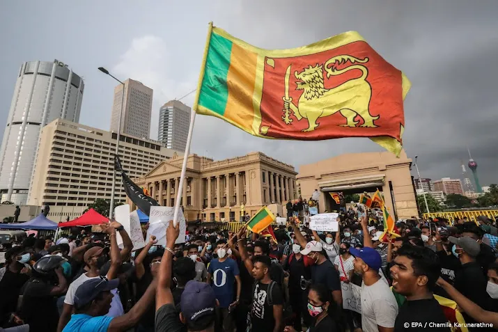 door crisis geplaagd sri lanka schort schuldbetalingen op
