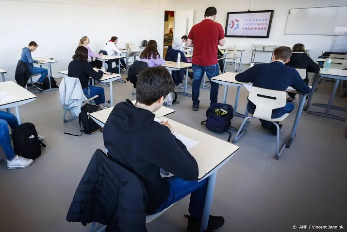 door spreiden examens moet docent mogelijk in vakantie werken