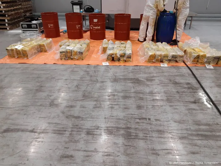 douane onderschept 221 kilo coke en pakt acht verdachten op