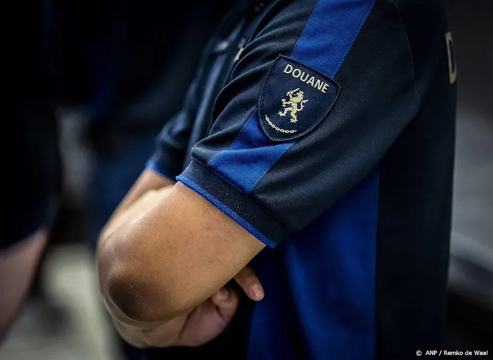 douane vindt in haven rotterdam 1300 kilo cocaine tussen hout