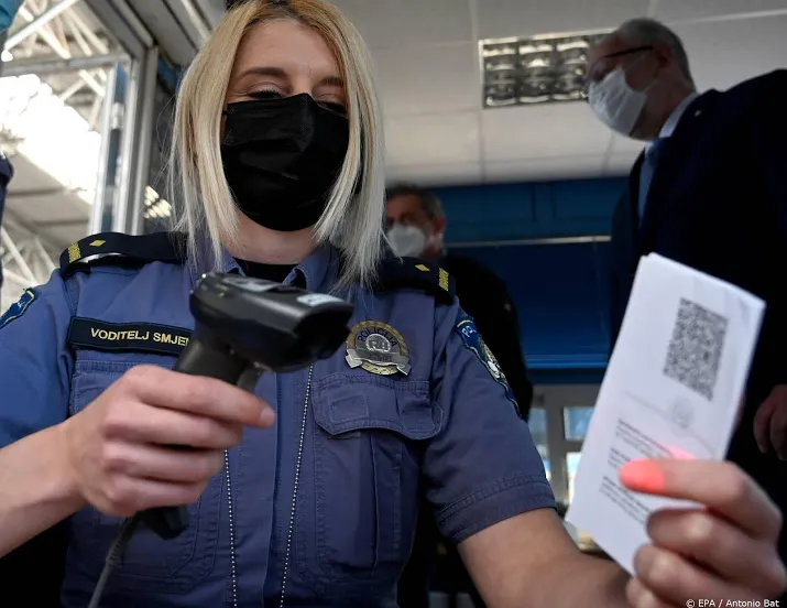 douaniers in hele eu weten raad met coronareiscertificaat