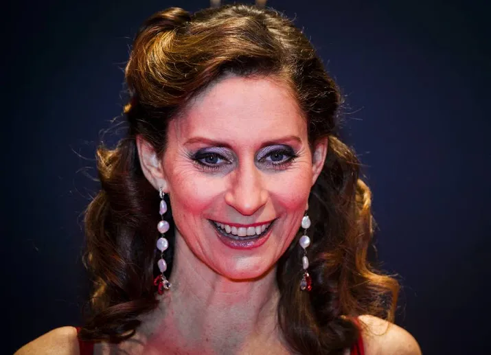 douwes op hollandse podia als morticia addams
