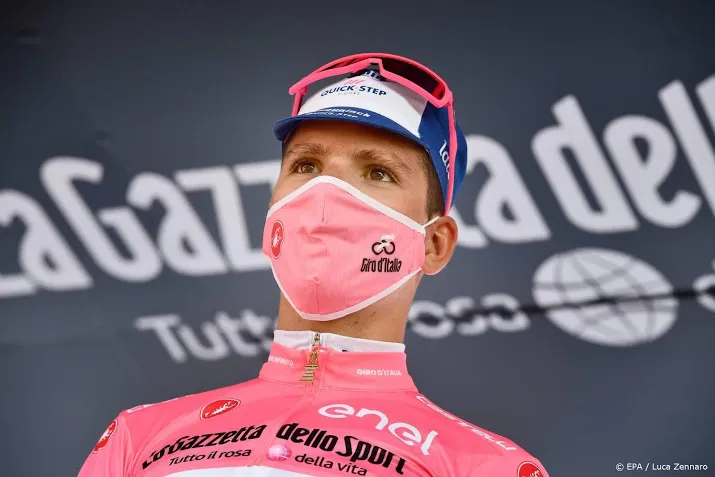 dowsett wint achtste giro etappe na solo almeida houdt roze trui
