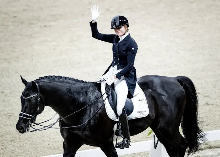 dressuuramazone scholtens wint wereldbekerwedstrijd neumunster