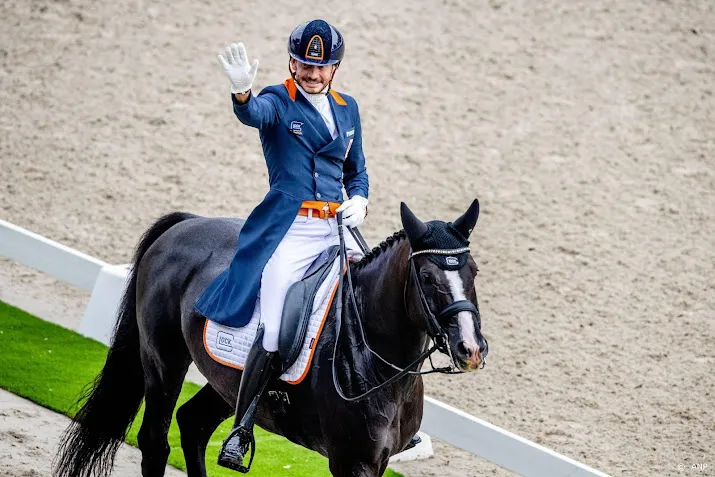 dressuurpaarden probleemloos door keuring