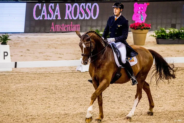 dressuurruiters tegelijk in actie in rotterdam en hickstead