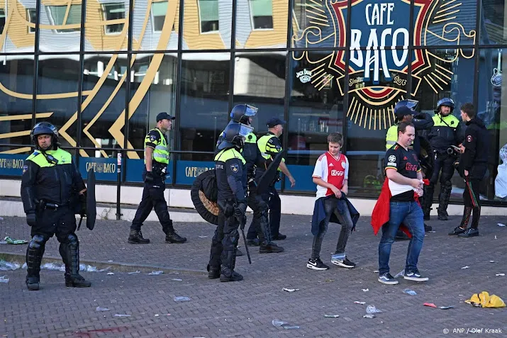 drie aanhoudingen na gestaakte wedstrijd ajax feyenoord