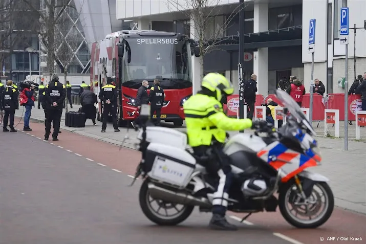 drie ajax supporters krijgen maanden cel voor geweld tegen politie