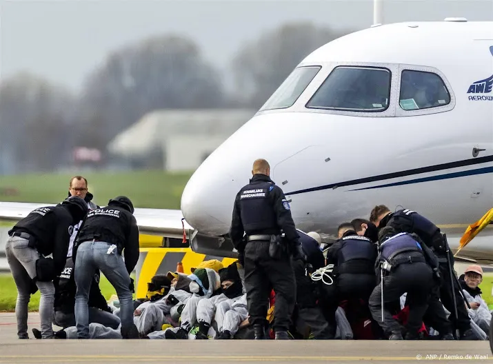 drie gewaarschuwde klimaatactivisten waren niet op schiphol