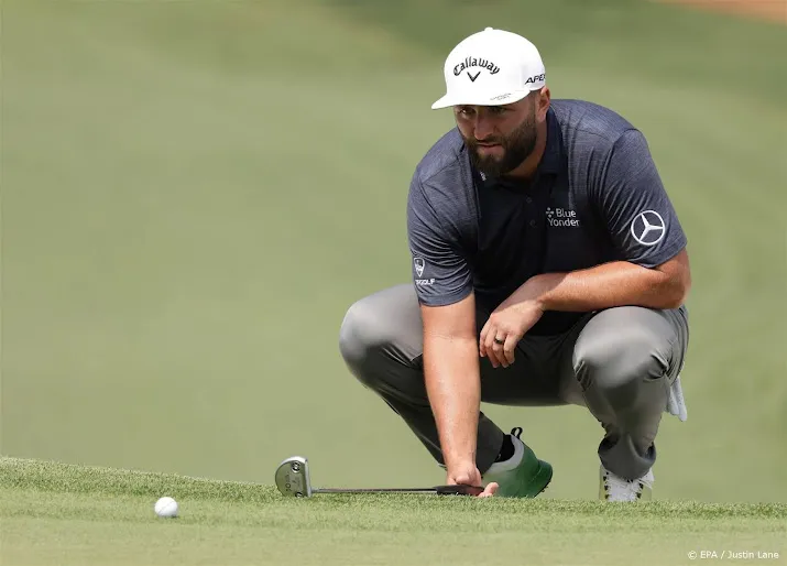 drie golfers aan kop na eerste dag masters woods begint stroef