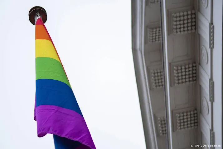drie kerken verlicht in regenboogkleuren tijdens pride