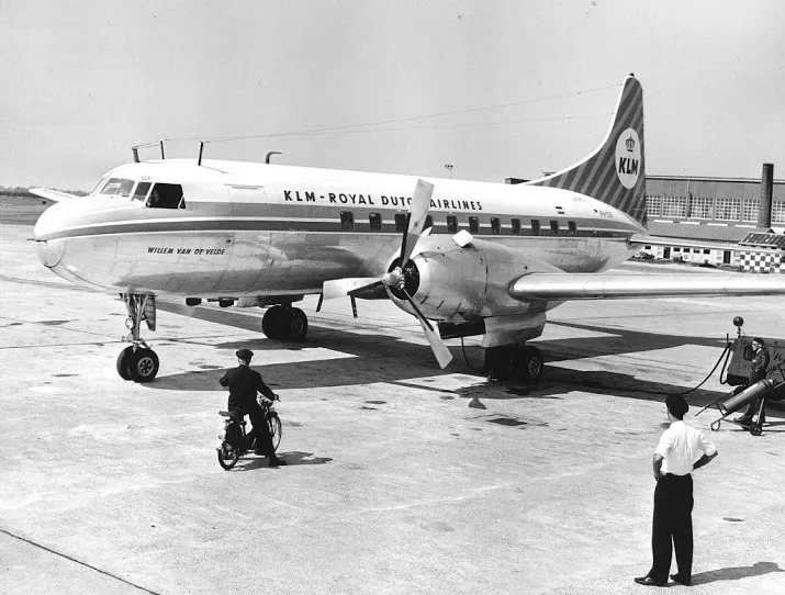 drie nederlanders in aviodrome vliegtuig