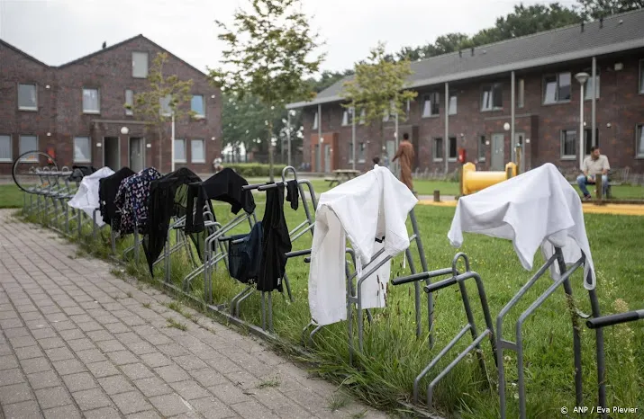 drie op vier medewerkers azc slachtoffer van ongewenst gedrag