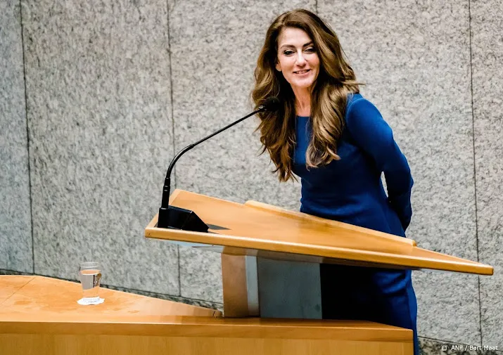 drie staatssecretarissen geven per direct hun kamerzetel op