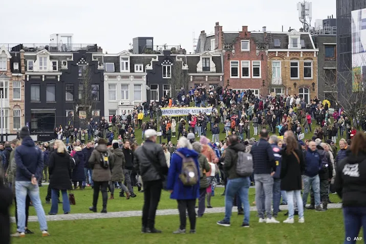 drie verdachten langer vast voor openlijk geweld museumplein