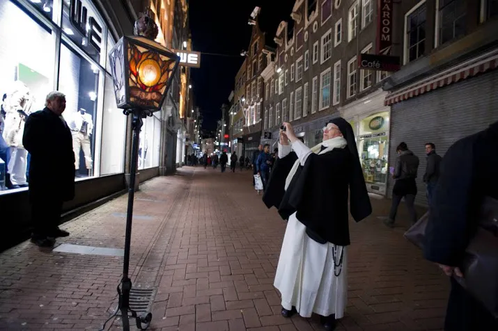 drieduizend pelgrims bij koude stille omgang