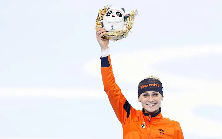 drievoudig olympisch kampioene schouten draagt nederlandse vlag