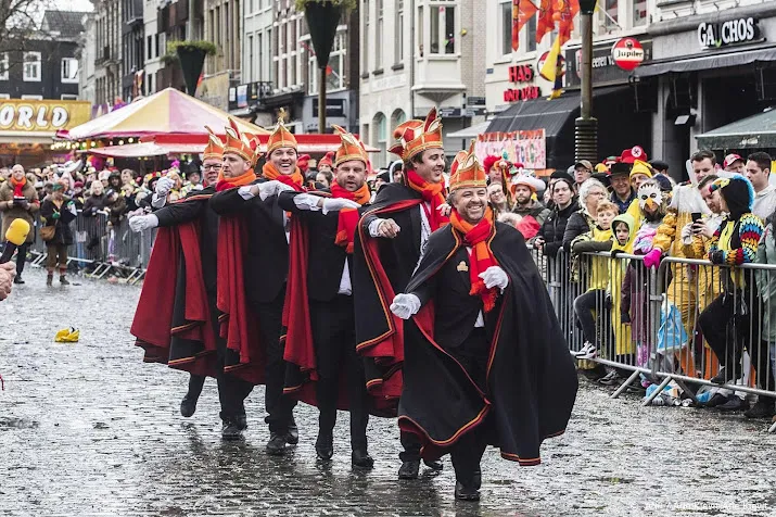 dringend advies aan limburgse carnavalisten laat je vaccineren