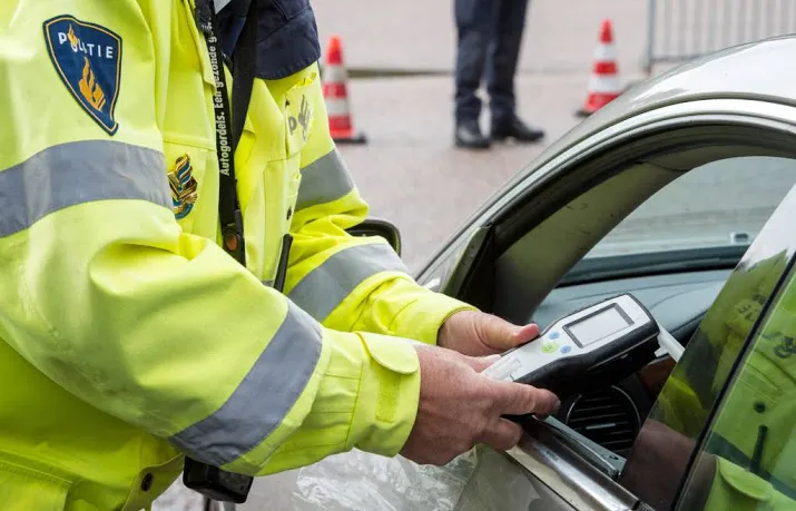 dronken vader met kids in auto van weg geplukt