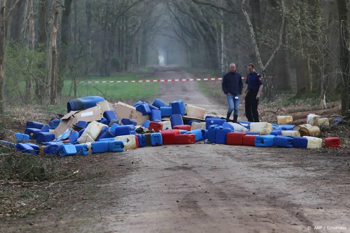 drugsafval in honderd jerrycans en vaten gevonden in hoogerheide