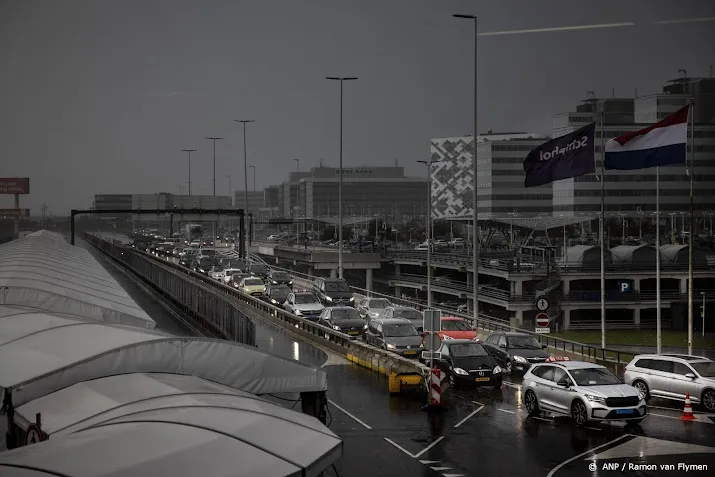 druk begin herfstvakantie op schiphol veel reizigers te vroeg