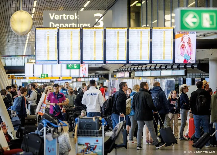 druk op schiphol maar de paar rijen die er staan lopen door