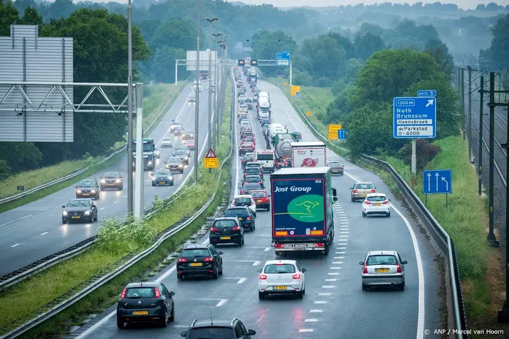 drukke avondspits door paasuittocht