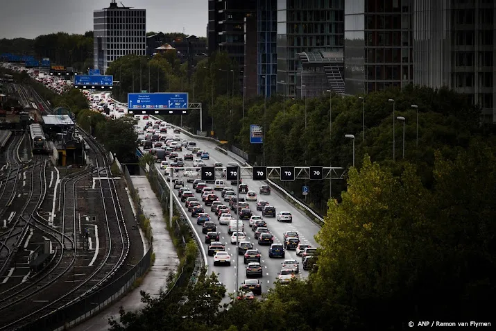 drukke avondspits met bijna 1000 kilometer file