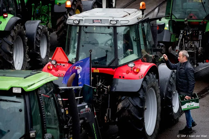 drukke avondspits rond den haag door tractoren