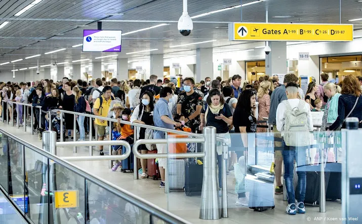 drukke dag op schiphol reizigers krijgen water en stroopwafels