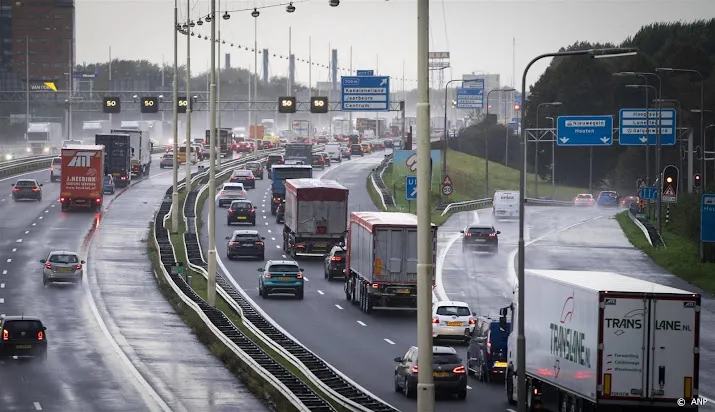 drukke ochtendspits door regen en ongelukken