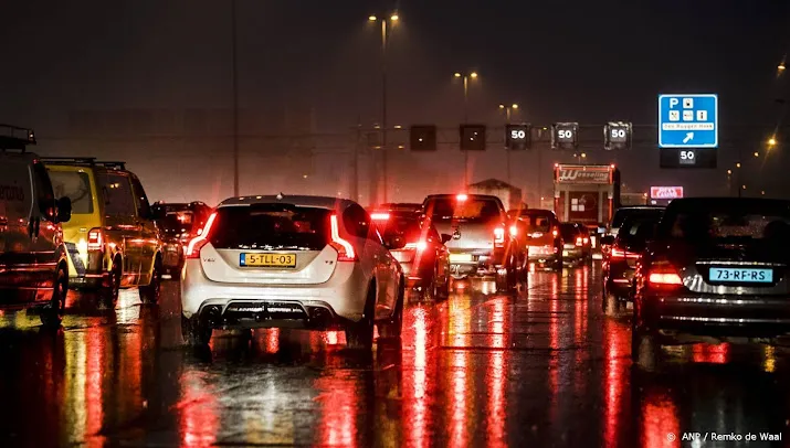 drukke ochtendspits door regen en ongelukken