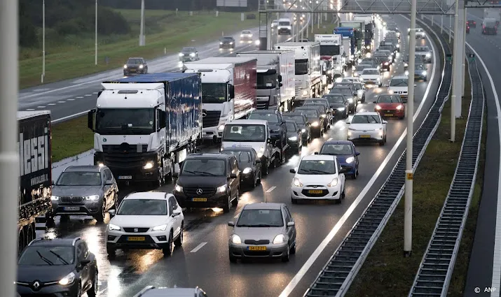 drukke ochtendspits door regen met meer dan 900 kilometer file