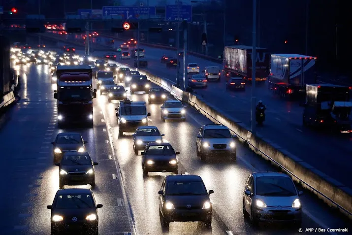drukke ochtendspits door regen ongelukken en afgesloten a12
