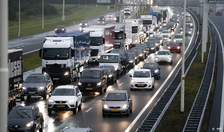 drukke ochtendspits in zuiden van nederland waar het hard regent