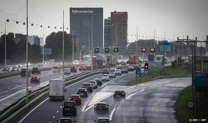 drukke spits verwacht op a28 bij amersfoort door gat in de weg