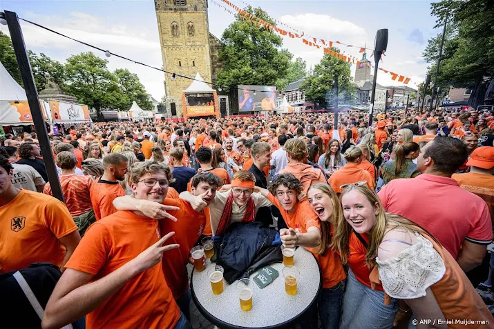 drukte bij grote schermen die ek wedstrijd tonen