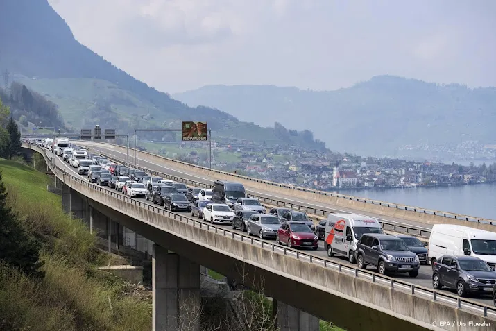 drukte door vertrekkers en terugkomers op europese vakantieroutes