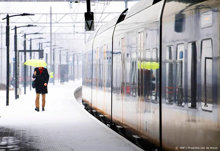 drukte en minder treinen door sneeuw