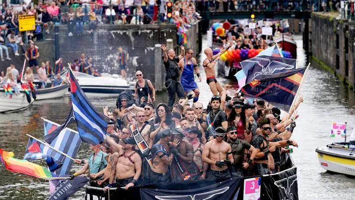 drukte in amsterdam voor canal parade