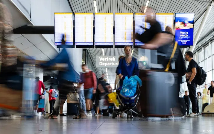 drukte in vertrekhallen schiphol door stroomstoring