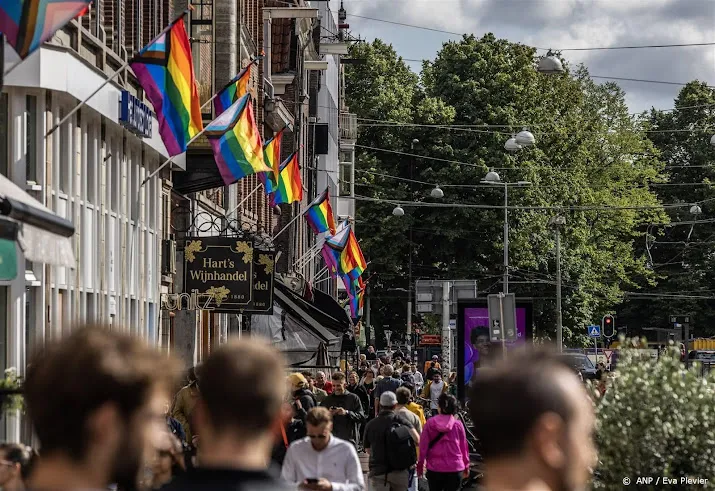 drukte langs de amsterdamse grachten tijdens aftrap canal parade