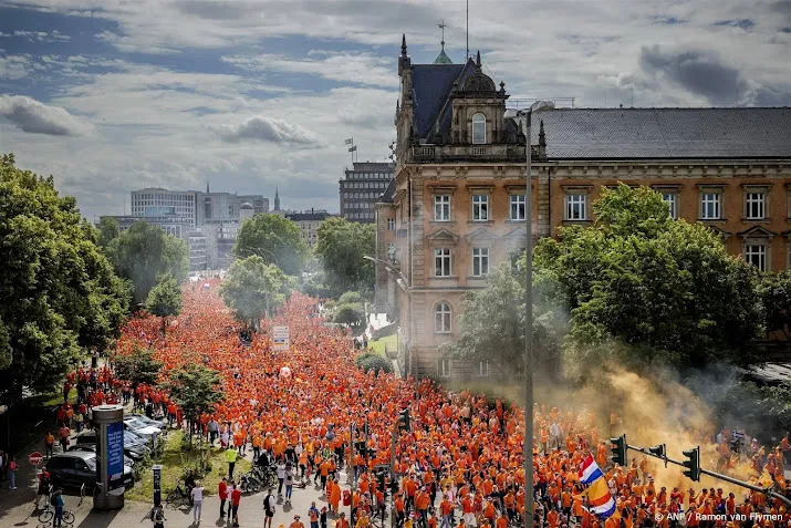 drukte met fans bij trams naar volksparkstadion