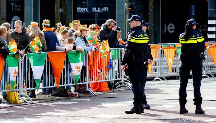 drukte op afrikaanderplein in afwachting van de koning
