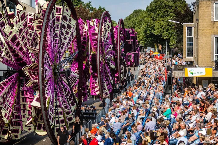 drukte op de weg in de bollenstreek door bloemencorso