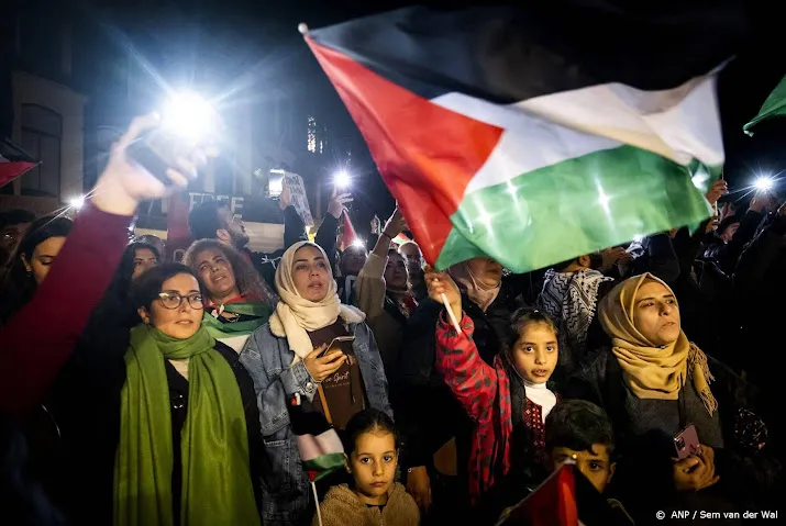 drukte op domplein in utrecht voor steunbetuiging aan palestijnen